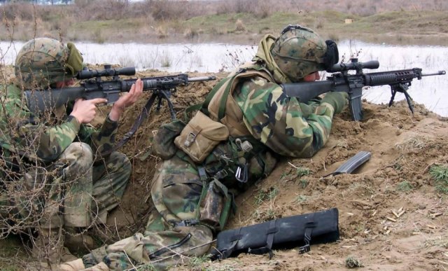 美军轰炸机降落曼比季,土军若放枪便开火!