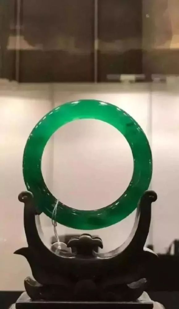 翡翠"手镯王"惊现苏富比拍卖会,估价一个亿!