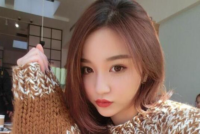 王思聪前女友雪梨晒娃照片,产后美腿纤细,犹如少女