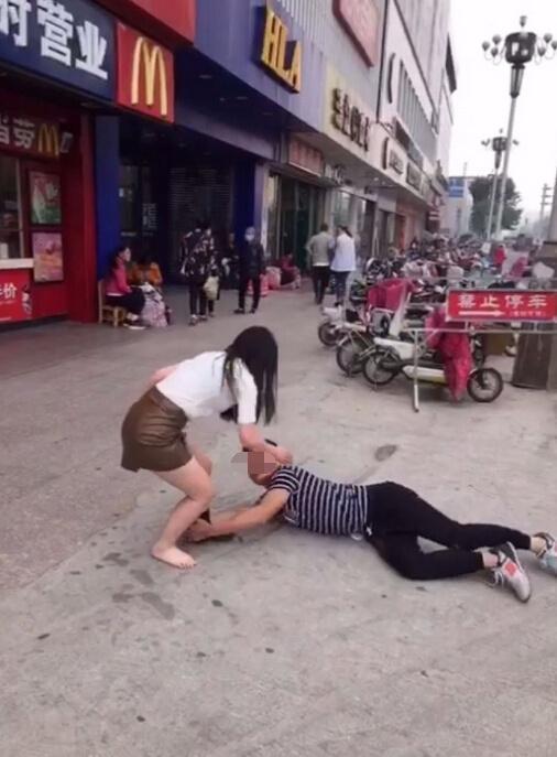 男子抱大腿求复合扯掉丝袜遭扇12掌