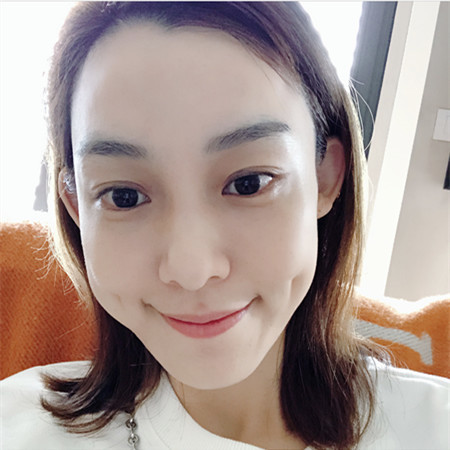 范玮琪晒素颜自拍气质动人少女感满满