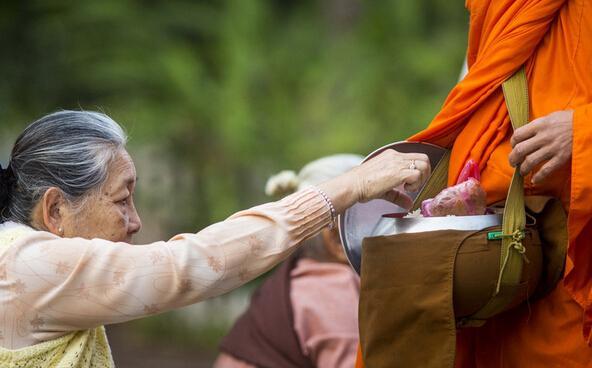 一时,佛在舍卫国只树给孤独园,与大比丘众说布施法,有三十七种: 以信