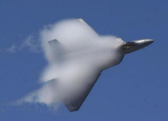 战斗机在突破音障时,为何周围会出现一圈白雾