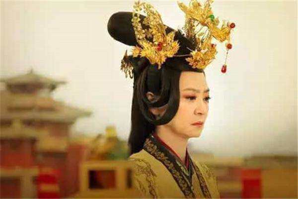 富家女不嫁贵族 偏偏看上了守城的穷小子 婚后生了4个皇帝2个皇后