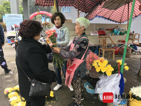 扫墓经济之变:摊贩不卖香蜡纸钱 鲜花销量增加一倍