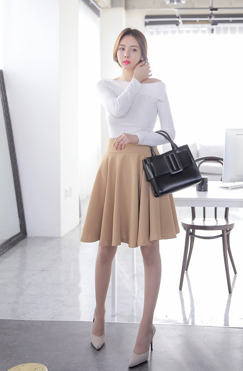 每日时尚穿搭:白色齐肩上衣搭配a字裙