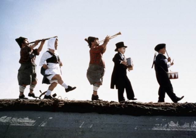 伴着调皮而诙谐的鼓乐,《铁皮鼓》缓缓拉开了序幕.