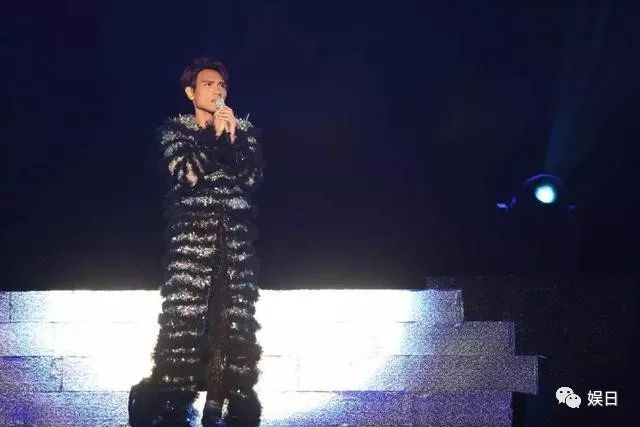 冯提莫与杨宗纬合唱《凉凉》,这身高也太尴尬