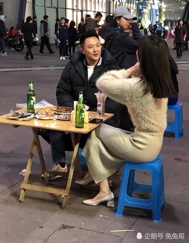 印小天与神秘女子路边摊喝啤酒相谈甚欢