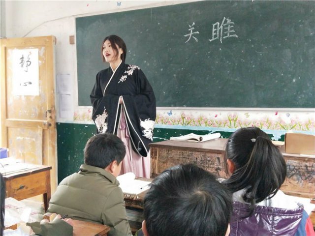 湖南乡村女老师穿汉服教《关雎》 被称为"汉服女神"