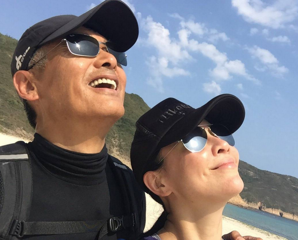 刘嘉玲晒65岁周润发爬山合照,发哥两鬓发白,老态明显令人心疼