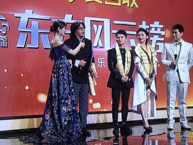 高晓松微博祝贺周深尹约获奖，美女制作人终亮相，这个细节被吐槽