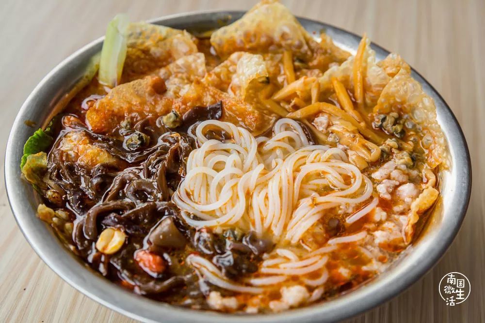 配上螺蛳汤,它就变身软萌版螺蛳粉叉烧,烧肠是它的绝佳cp就能将"酸馊"