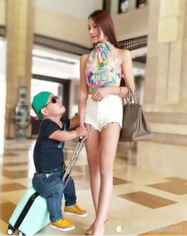 龚玥与男友"最萌身高差",身后的跑车亮了!