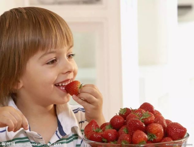 孩子一吃草莓就发烧呕吐拉肚子,是草莓的错吗