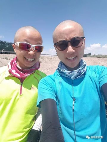 从香港骑自行车到布拉格,需要多少天?两位女生