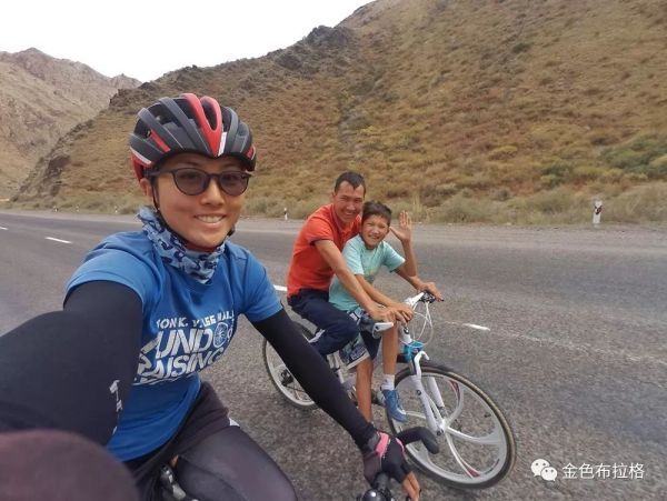 从香港骑自行车到布拉格,需要多少天?两位女生