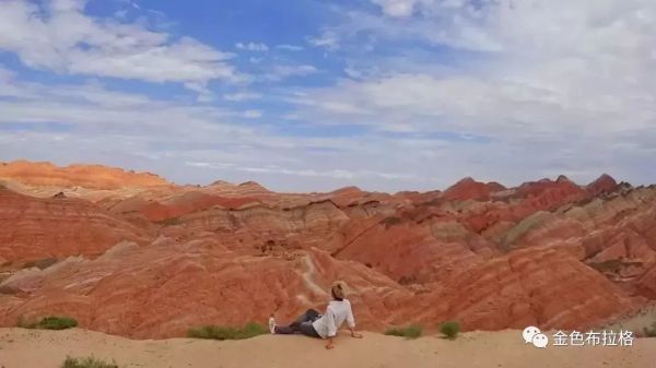 从香港骑自行车到布拉格,需要多少天?两位女生