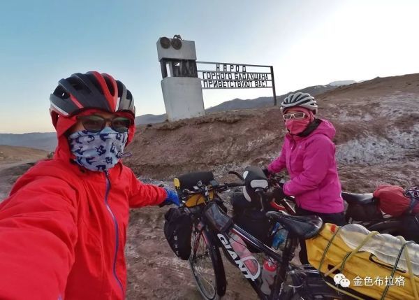 从香港骑自行车到布拉格,需要多少天?两位女生