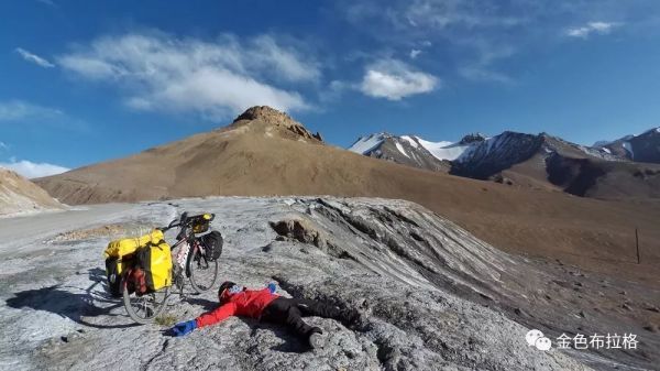 从香港骑自行车到布拉格,需要多少天?两位女生