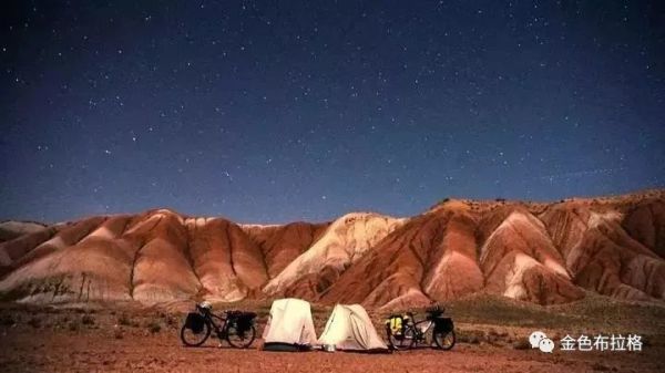从香港骑自行车到布拉格,需要多少天?两位女生