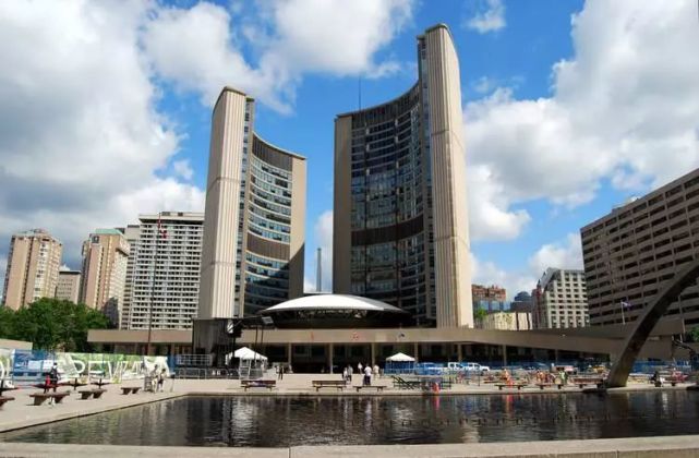 办公大楼在多伦多市中心皇后大道西街65号,业主当年为汤姆森·路透社