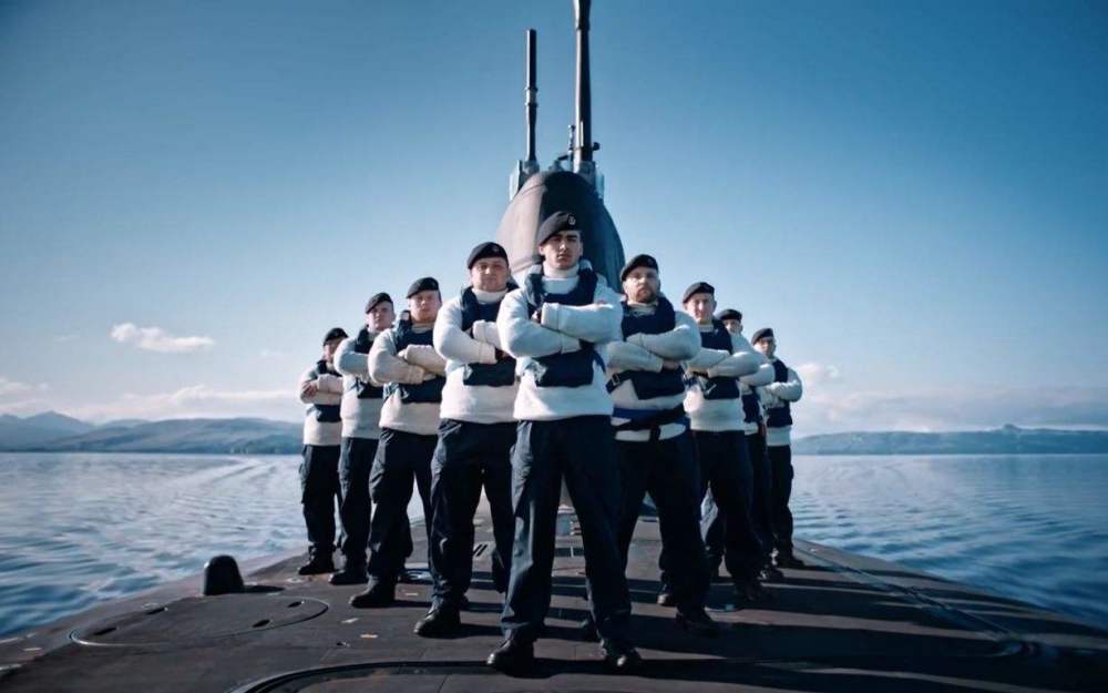 20岁英国皇家海军在冰水中浸泡5分钟溺亡,教官:水深只到膝盖