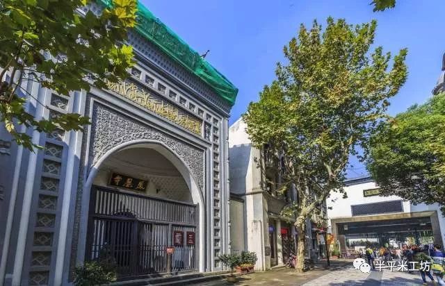 地址:西湖区五云中路22号 简介:凤凰寺又名"真教寺",是 中国沿海地区