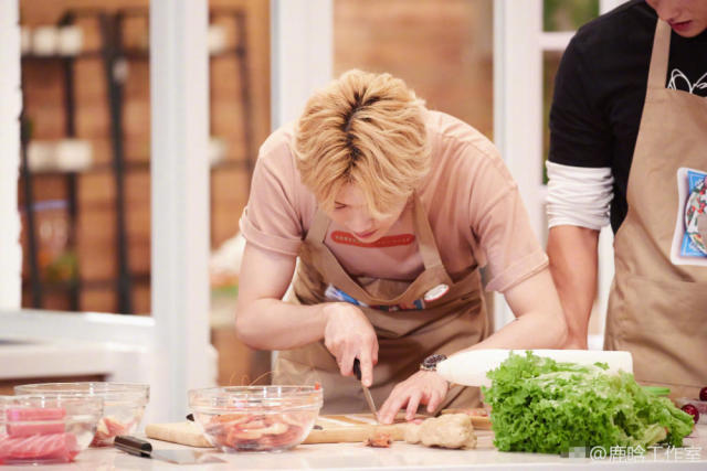 鹿晗亲自下厨做饭,切肉洗菜忙不停,这一小动作