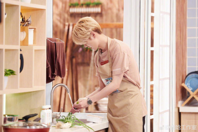 鹿晗亲自下厨做饭,切肉洗菜忙不停,这一小动作