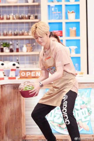 鹿晗亲自下厨做饭,切肉洗菜忙不停,这一小动作