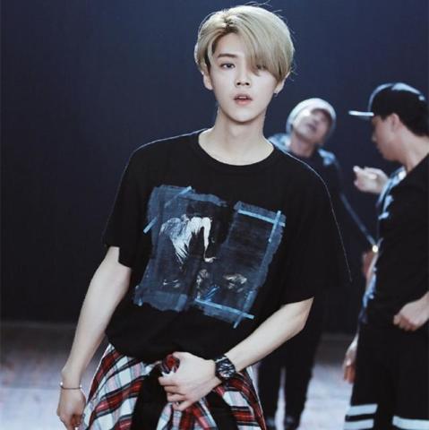 鹿晗亲自下厨做饭,切肉洗菜忙不停,这一小动作