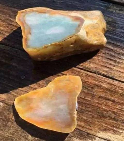 10000拿下的大马坎翡翠赌石,切开后货主原地晕了!_腾讯新闻