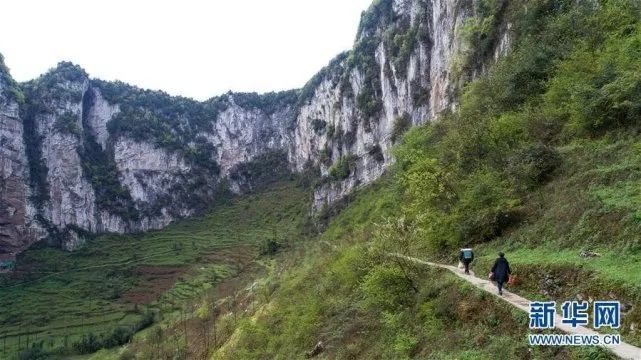 在雲南省昭通市鎮雄縣,村民走在