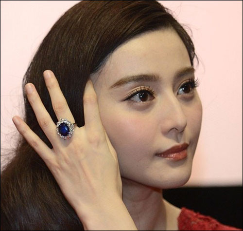 韩雪是娱乐圈真贵族,佩戴全球限量版海水蓝宝石钻戒!