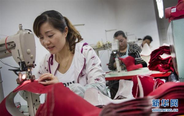 建社区扶贫工厂 让群众灵活就业