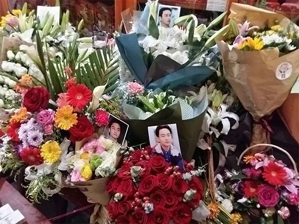 昨天很多人来杭纪念张国荣 每年他们会包下一艘船