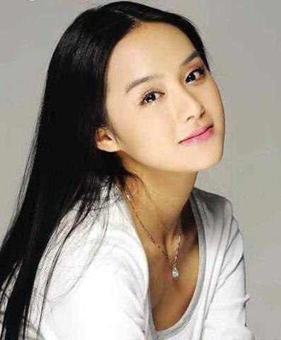 饶敏莉科班出身,演技精湛,加上长相清纯,在17岁的时候就登上春晚舞台.