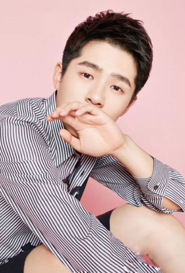 单眼皮男生如何拍出帅帅的照片?