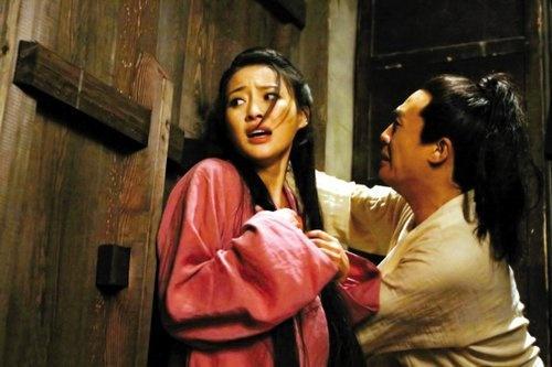 武大郎|武松为武大郎报仇，杀嫂嫂时为啥要拽下她的衣服？武松不简单