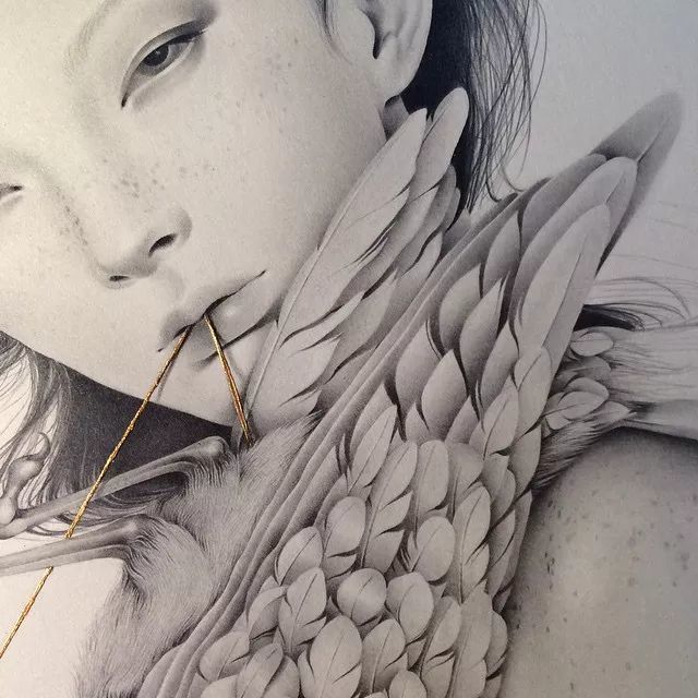 超写实作品能把自动铅笔刻画得微妙维俏画风新颖独特,画面充满神秘感