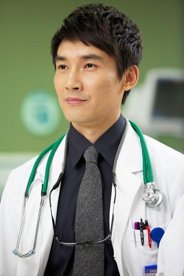 《青年医生》正热播 张铎演绎"中国好医生"