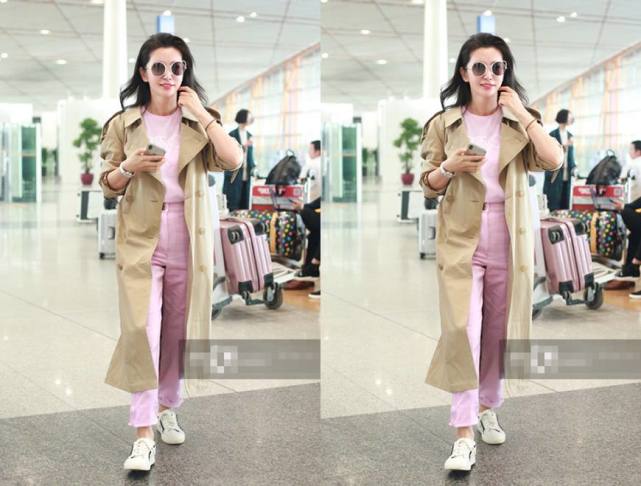 45岁李冰冰真会玩 春日萌系粉色套装秀甜美 网友 才18岁吧