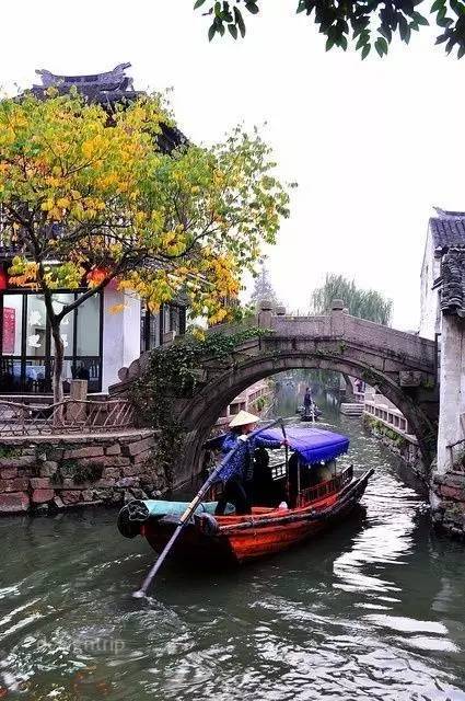 " 不能理解为互相外在的两个实体化的东西 而是"情"与"景"的欣合和畅