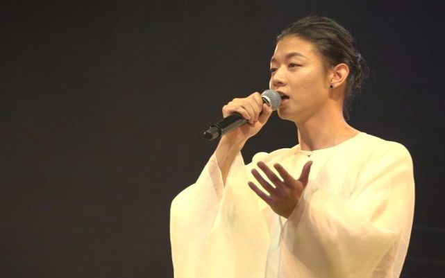 霍尊,一颗《小草》唱出一整片森林的情怀,网友:特别优雅,别致的改编.