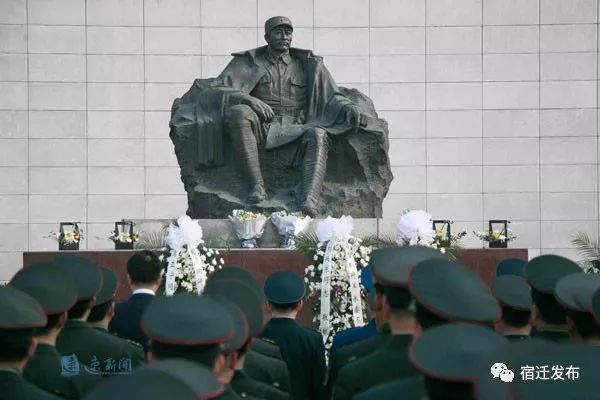 旌功忠烈砥砺后世彭小枫上将到雪枫墓园和江上青烈士墓敬献花篮