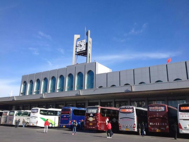 因新建乌鲁木齐站,2014年9月1日,立于车站候车楼上52年,由郭沫若先生