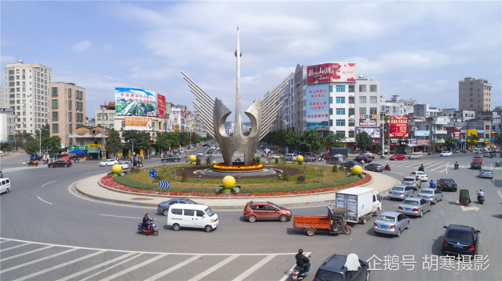 大疆精灵4pro无人机航拍廉江市地标市雕,你见过吗?