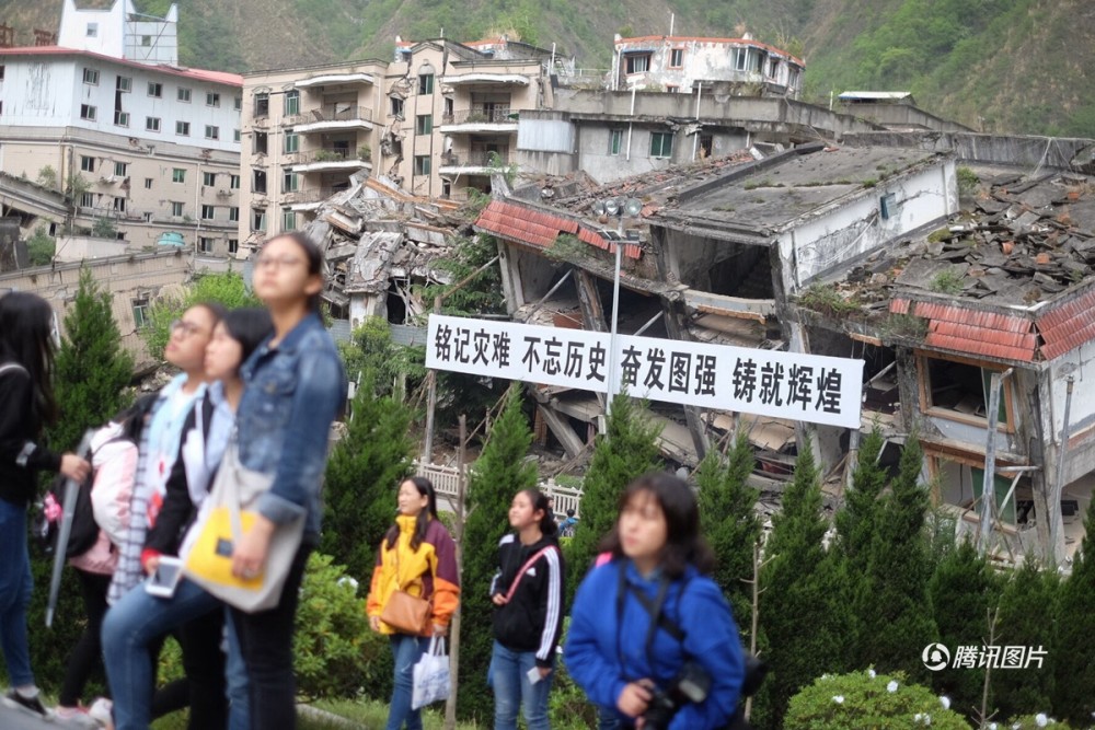 汶川地震看到龙(汶川地震抗震救灾图片)-第2张图片-鲸幼网