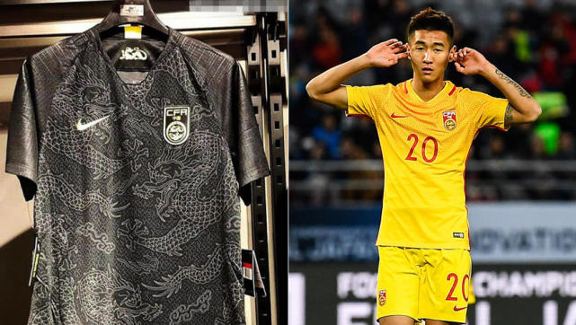 国足客场球衣曝光:黑色搭龙纹 网友吐槽像穿文